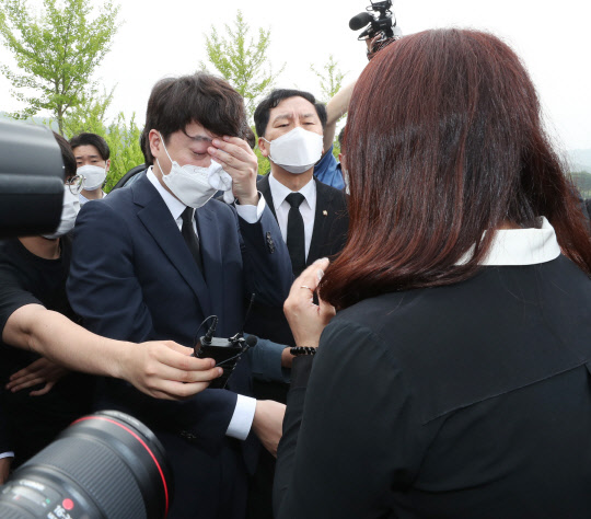 이준석 국민의힘 신임 대표가 14일 대전시 유성구 갑동 국립대전현충원 천안함 46용사 묘역에서 희생자 유족을 만나 인사하고 있다. 연합뉴스.